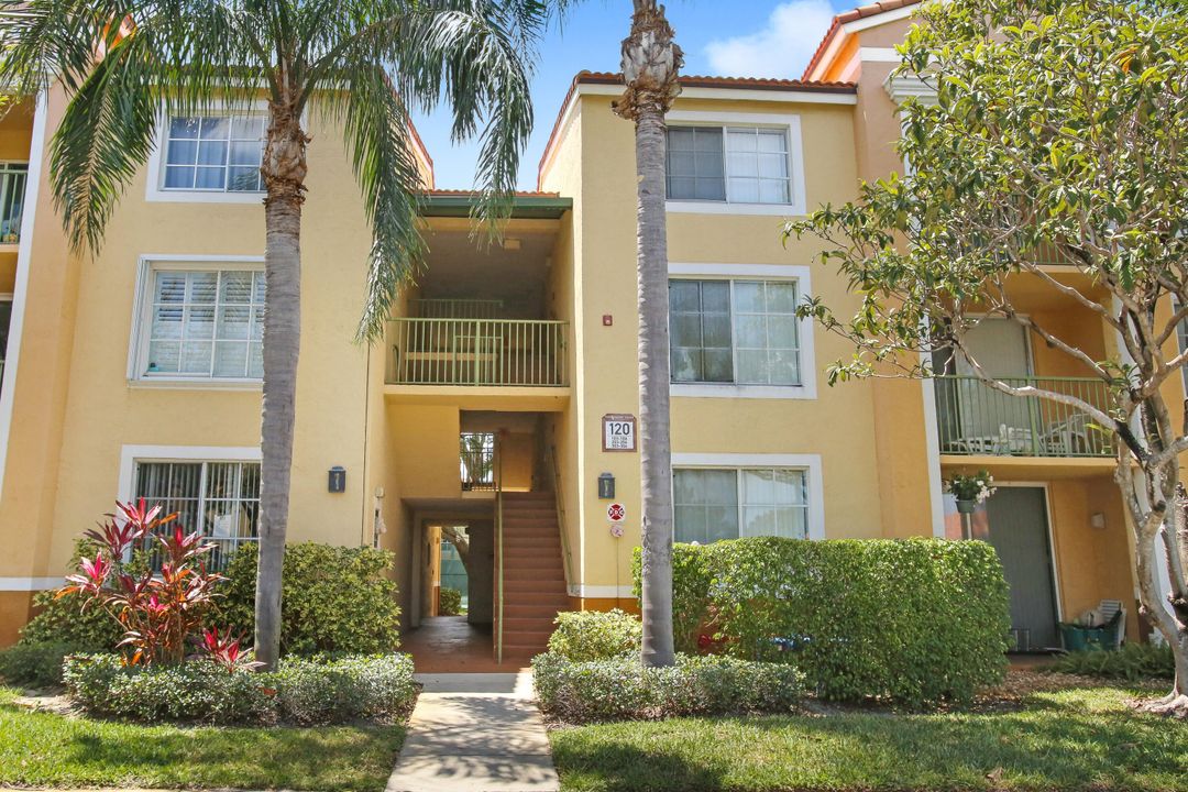 合同活跃: $239,000 (2 贝兹, 1 浴室, 945 平方英尺)