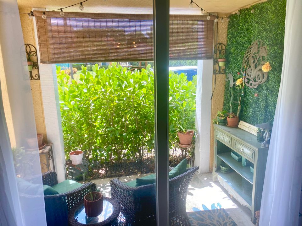 合同活跃: $239,000 (2 贝兹, 1 浴室, 945 平方英尺)