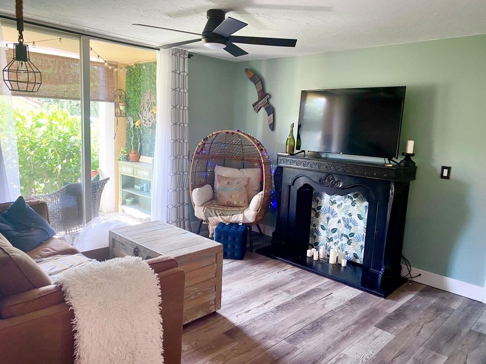 合同活跃: $239,000 (2 贝兹, 1 浴室, 945 平方英尺)