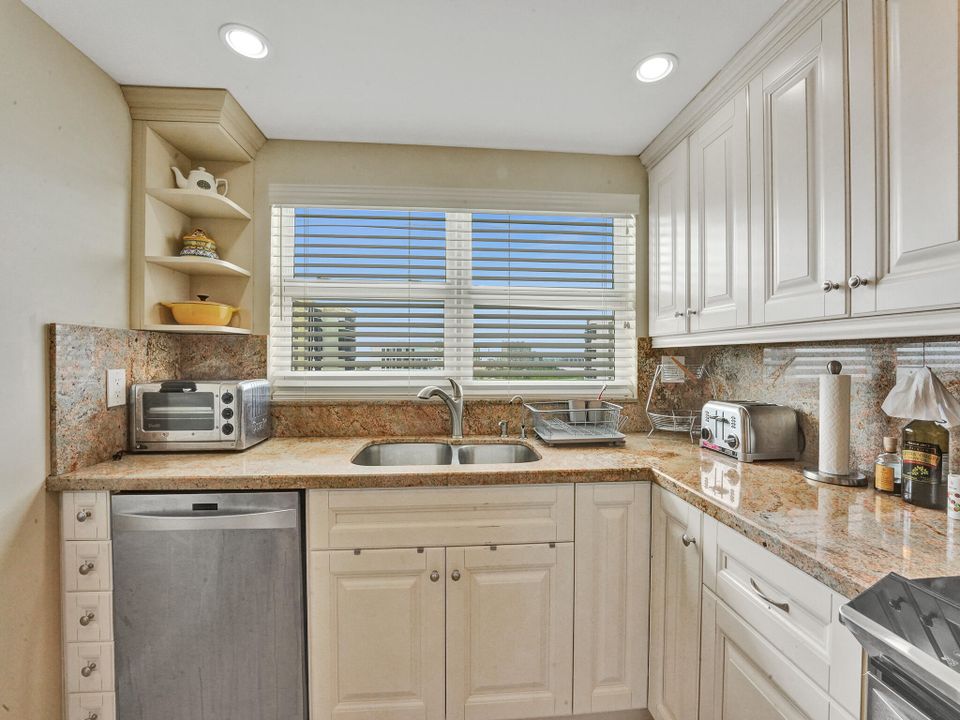 Active With Contract: $4,500 (2 beds, 2 baths, 1201 Square Feet)