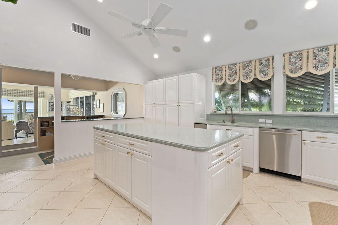 На продажу: $3,495,888 (3 спален, 3 ванн, 4841 Квадратных фут)