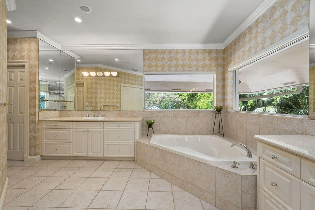 На продажу: $3,495,888 (3 спален, 3 ванн, 4841 Квадратных фут)