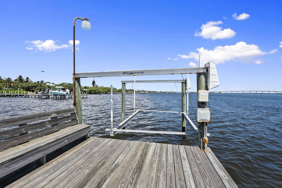 На продажу: $3,495,888 (3 спален, 3 ванн, 4841 Квадратных фут)