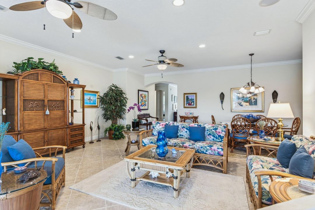 合同活跃: $649,900 (3 贝兹, 2 浴室, 2344 平方英尺)