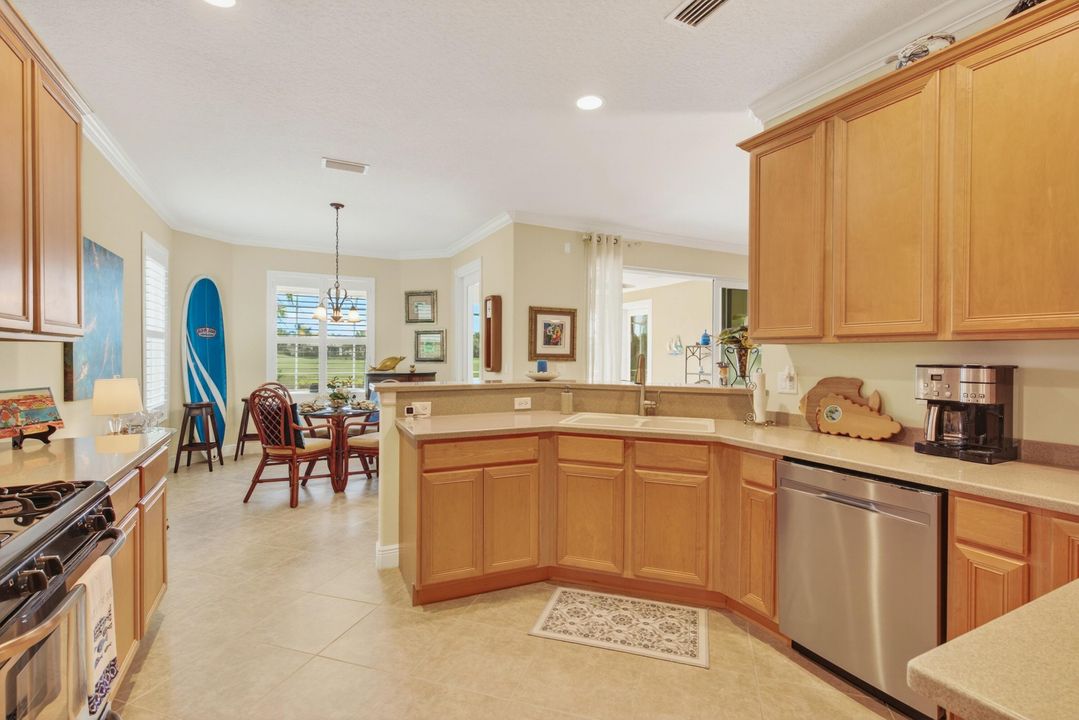 合同活跃: $649,900 (3 贝兹, 2 浴室, 2344 平方英尺)