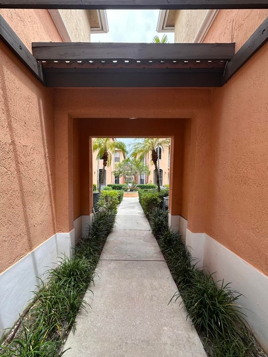 Active With Contract: $249,950 (2 beds, 2 baths, 1004 Square Feet)