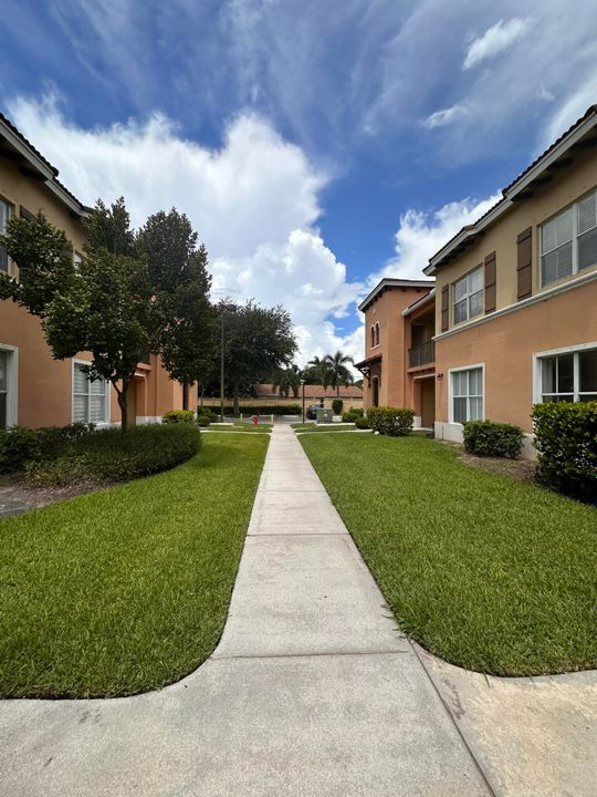 Active With Contract: $249,950 (2 beds, 2 baths, 1004 Square Feet)