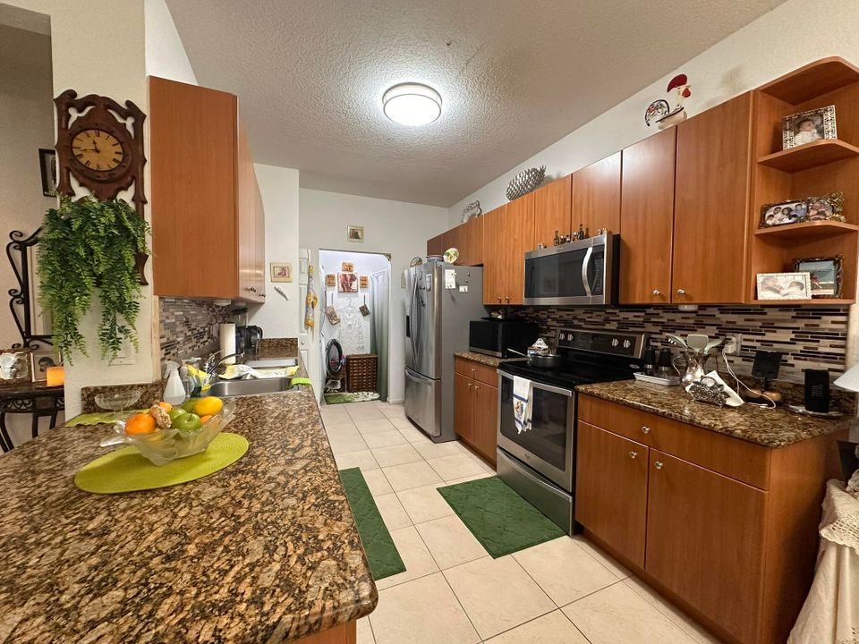 Active With Contract: $249,950 (2 beds, 2 baths, 1004 Square Feet)