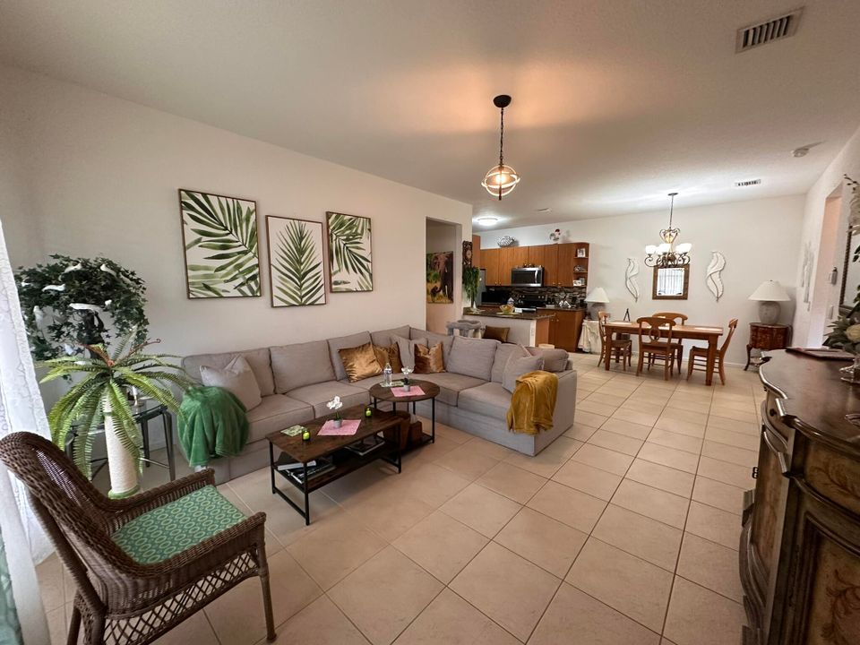 Active With Contract: $249,950 (2 beds, 2 baths, 1004 Square Feet)