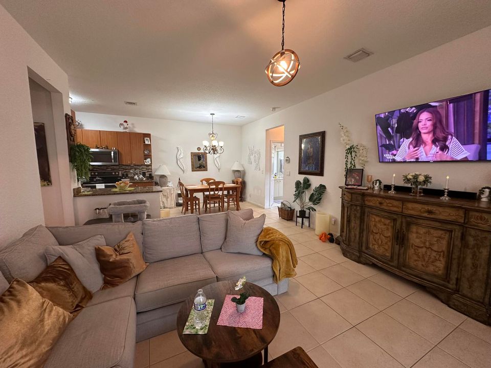 Active With Contract: $249,950 (2 beds, 2 baths, 1004 Square Feet)