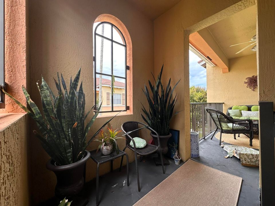 Active With Contract: $249,950 (2 beds, 2 baths, 1004 Square Feet)