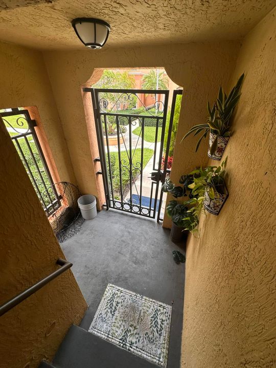 Active With Contract: $249,950 (2 beds, 2 baths, 1004 Square Feet)