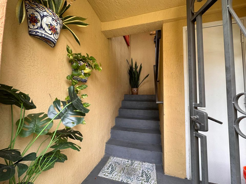 Active With Contract: $249,950 (2 beds, 2 baths, 1004 Square Feet)