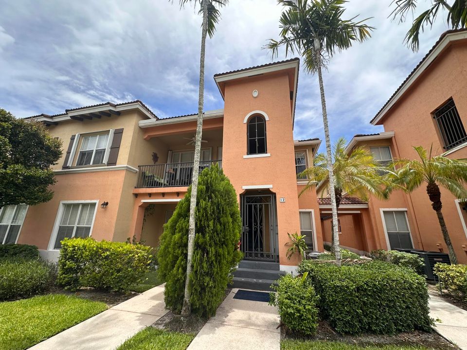 Active With Contract: $249,950 (2 beds, 2 baths, 1004 Square Feet)