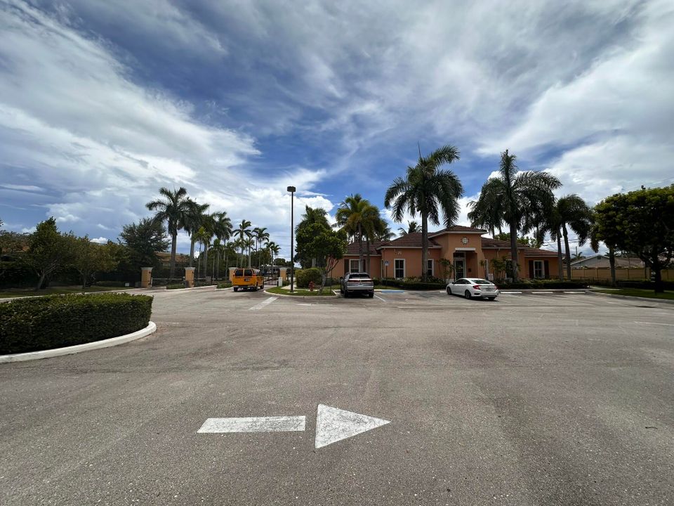 Active With Contract: $249,950 (2 beds, 2 baths, 1004 Square Feet)