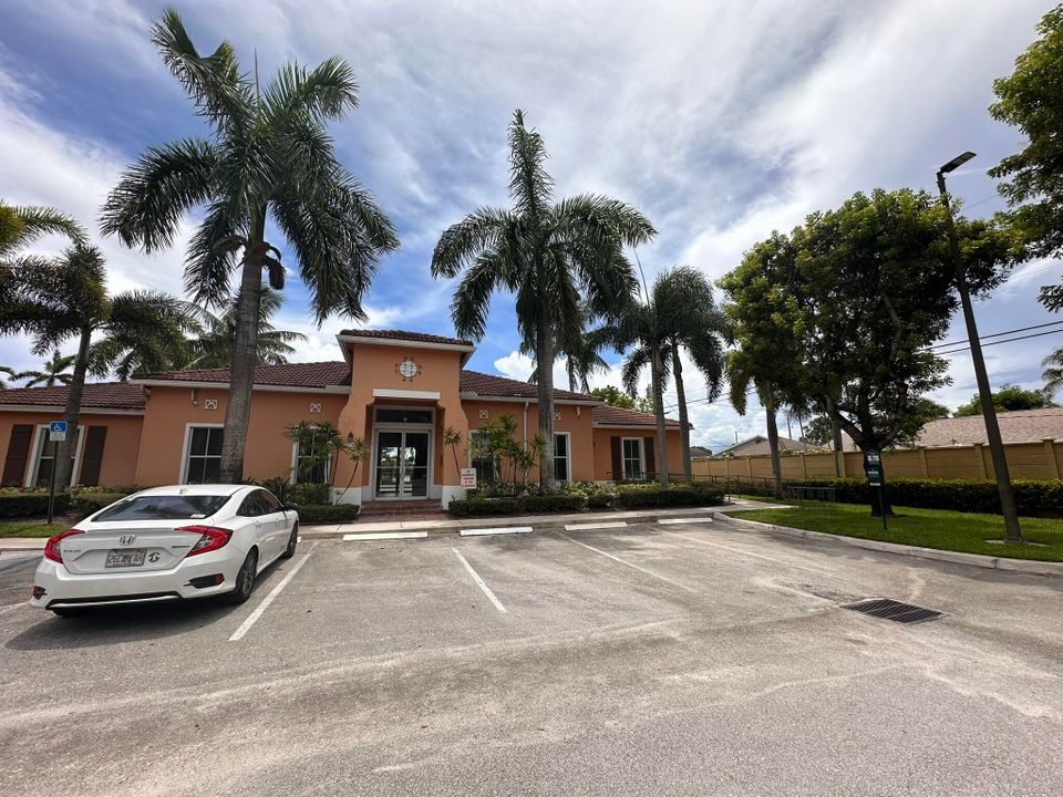 Active With Contract: $249,950 (2 beds, 2 baths, 1004 Square Feet)