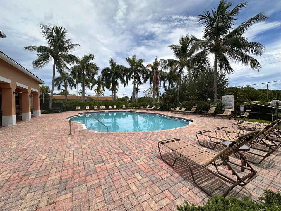 Active With Contract: $249,950 (2 beds, 2 baths, 1004 Square Feet)