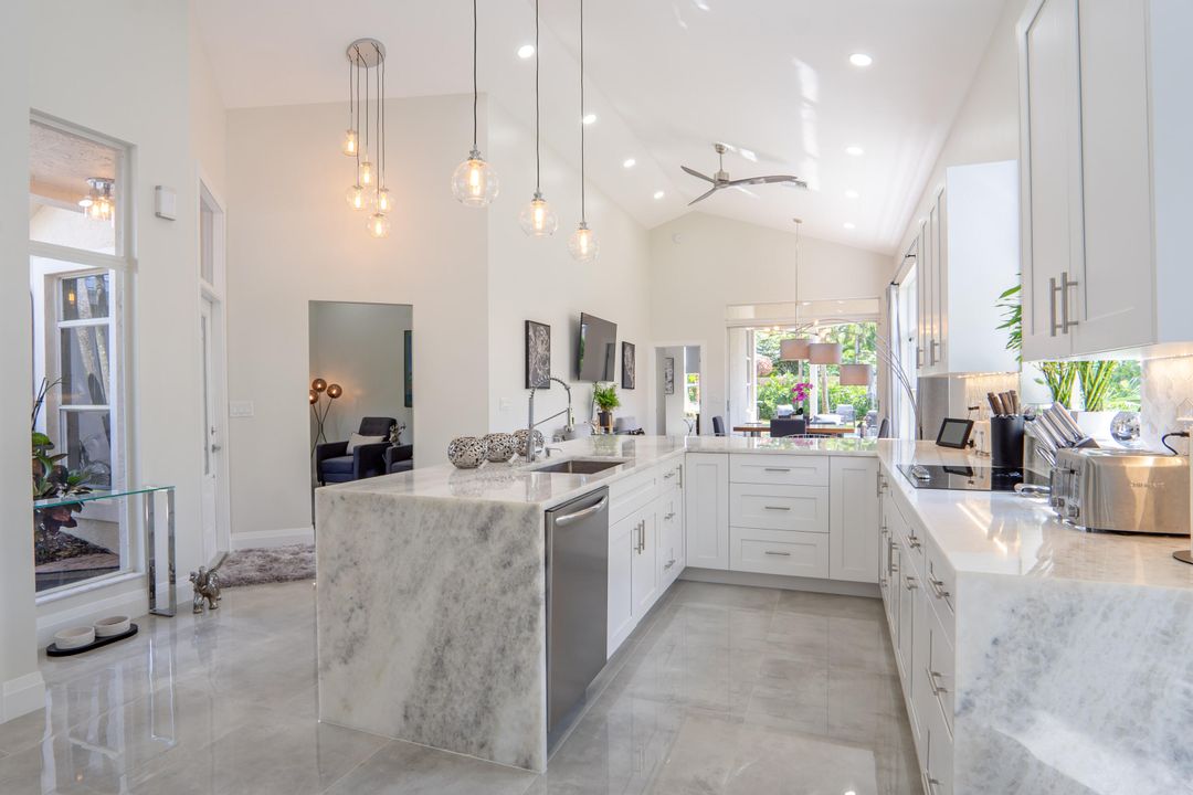 Activo con contrato: $12,995 (2 camas, 2 baños, 1689 Pies cuadrados)