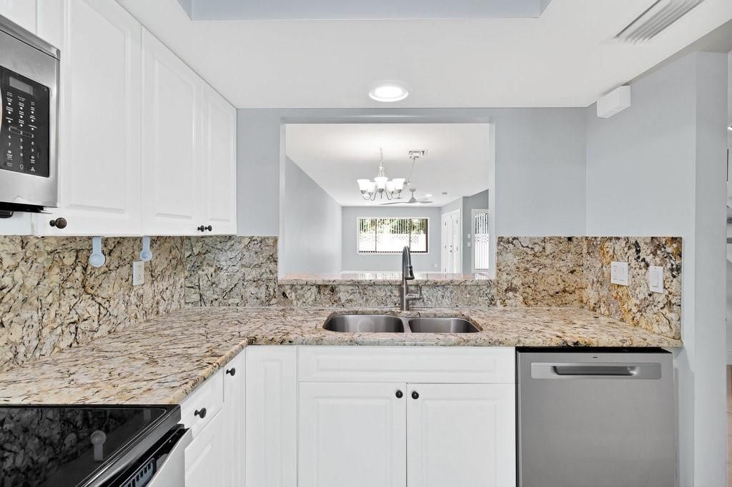 待售: $575,000 (2 贝兹, 1 浴室, 1675 平方英尺)