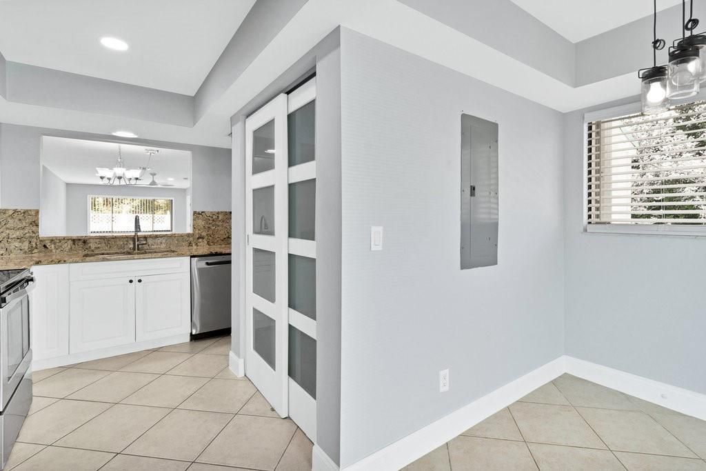 待售: $575,000 (2 贝兹, 1 浴室, 1675 平方英尺)