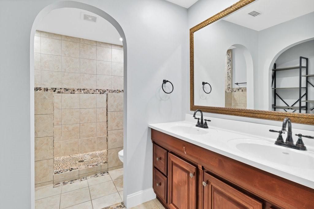 待售: $575,000 (2 贝兹, 1 浴室, 1675 平方英尺)