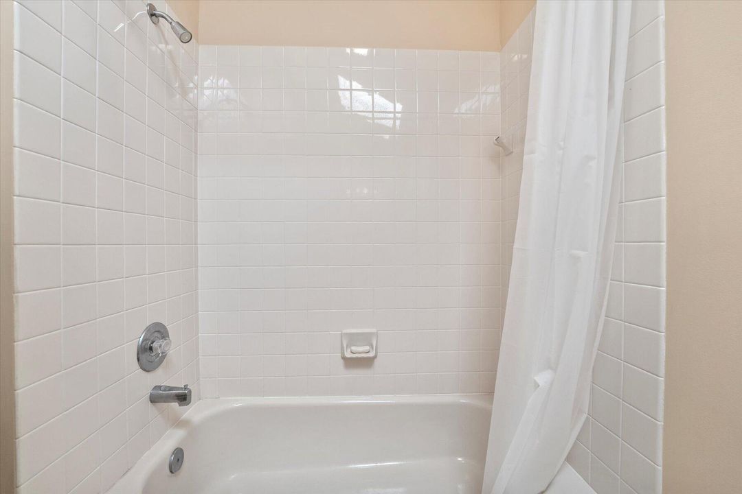 Active With Contract: $3,700 (3 beds, 2 baths, 2271 Square Feet)