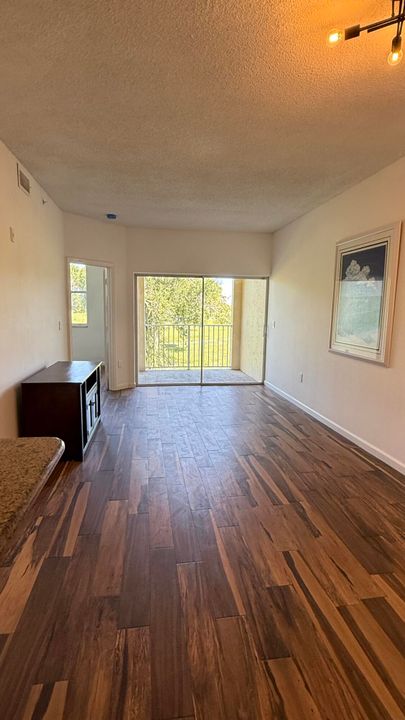 合同活跃: $2,350 (3 贝兹, 2 浴室, 1200 平方英尺)