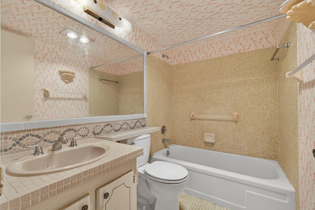 For Sale: $62,500 (1 beds, 1 baths, 570 Square Feet)