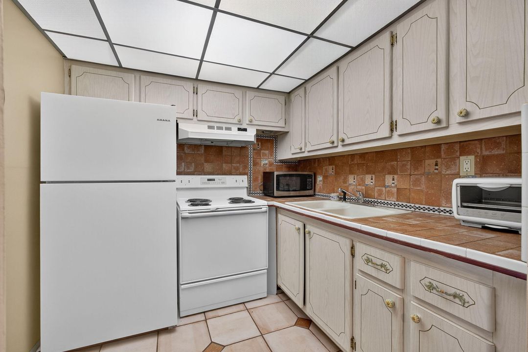 For Sale: $62,500 (1 beds, 1 baths, 570 Square Feet)