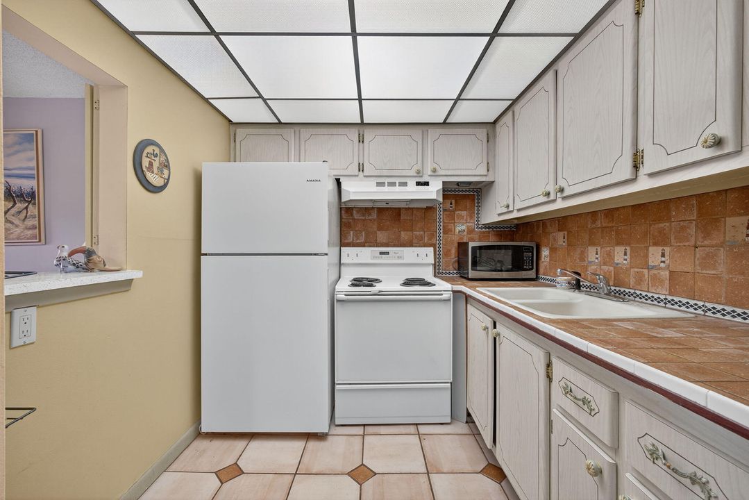 For Sale: $62,500 (1 beds, 1 baths, 570 Square Feet)