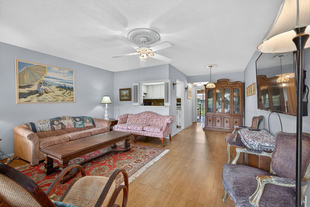 For Sale: $62,500 (1 beds, 1 baths, 570 Square Feet)