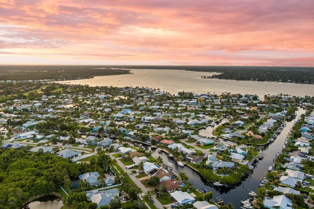 For Sale: $995,000 (3 beds, 2 baths, 1982 Square Feet)