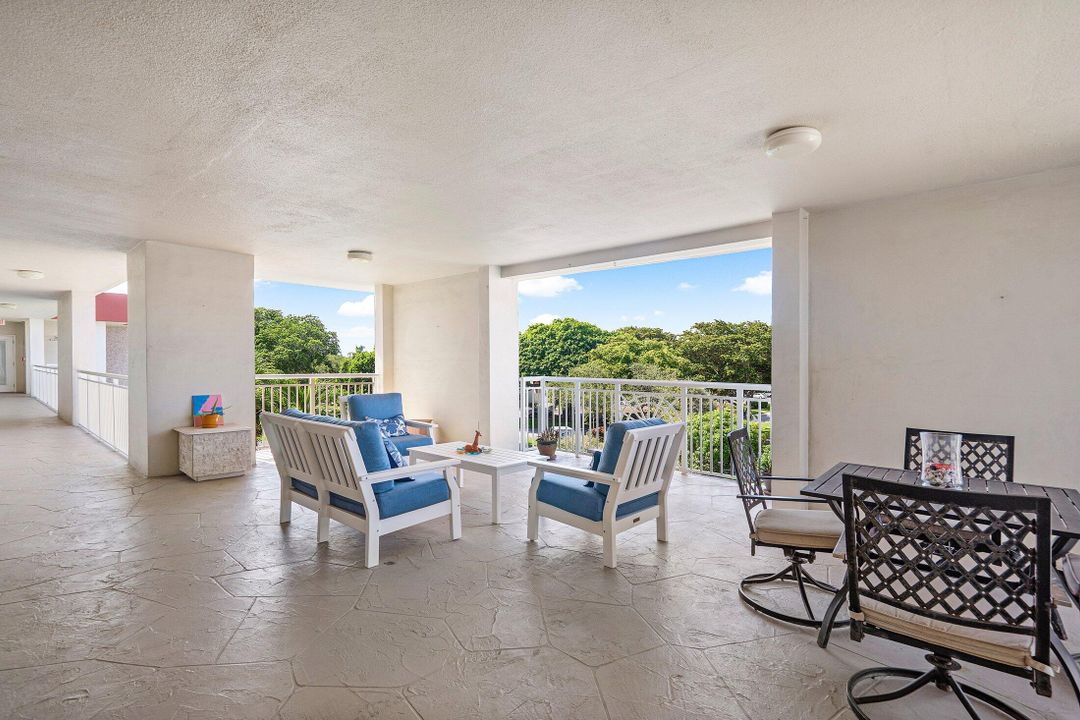 For Sale: $359,000 (2 beds, 2 baths, 1020 Square Feet)