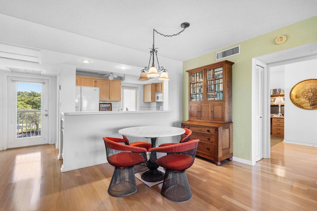 For Sale: $359,000 (2 beds, 2 baths, 1020 Square Feet)