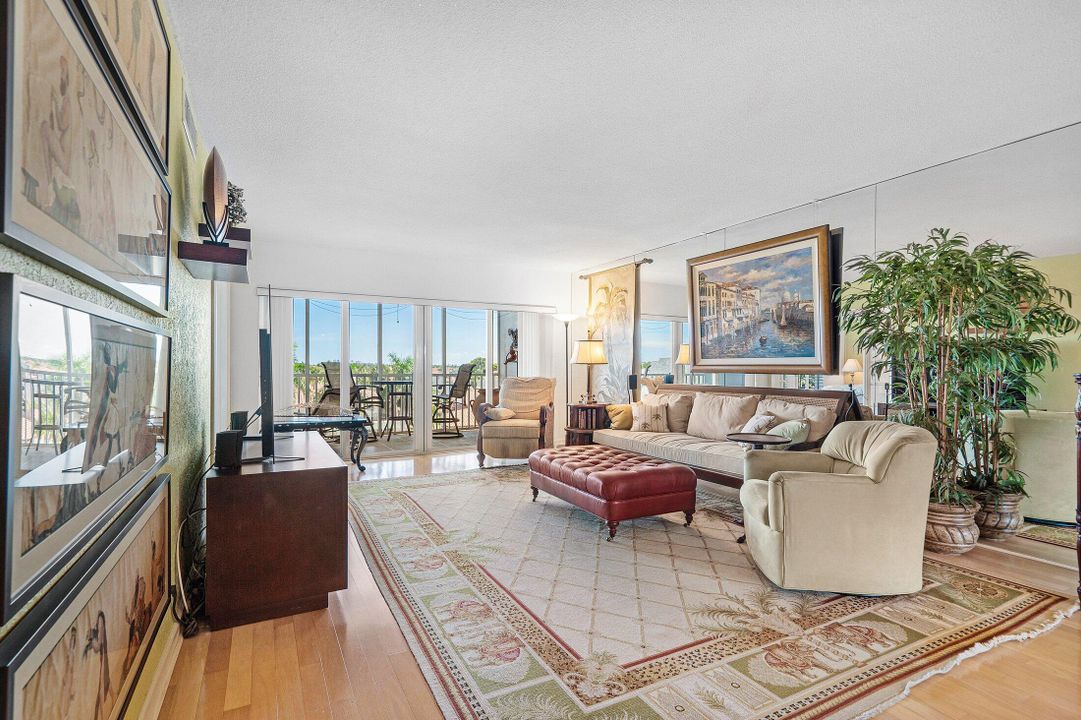 For Sale: $359,000 (2 beds, 2 baths, 1020 Square Feet)