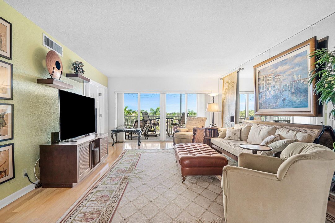 For Sale: $359,000 (2 beds, 2 baths, 1020 Square Feet)