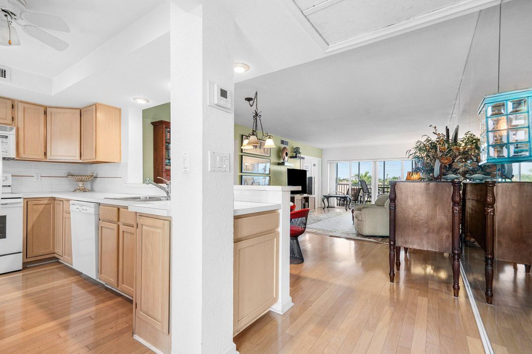 For Sale: $359,000 (2 beds, 2 baths, 1020 Square Feet)