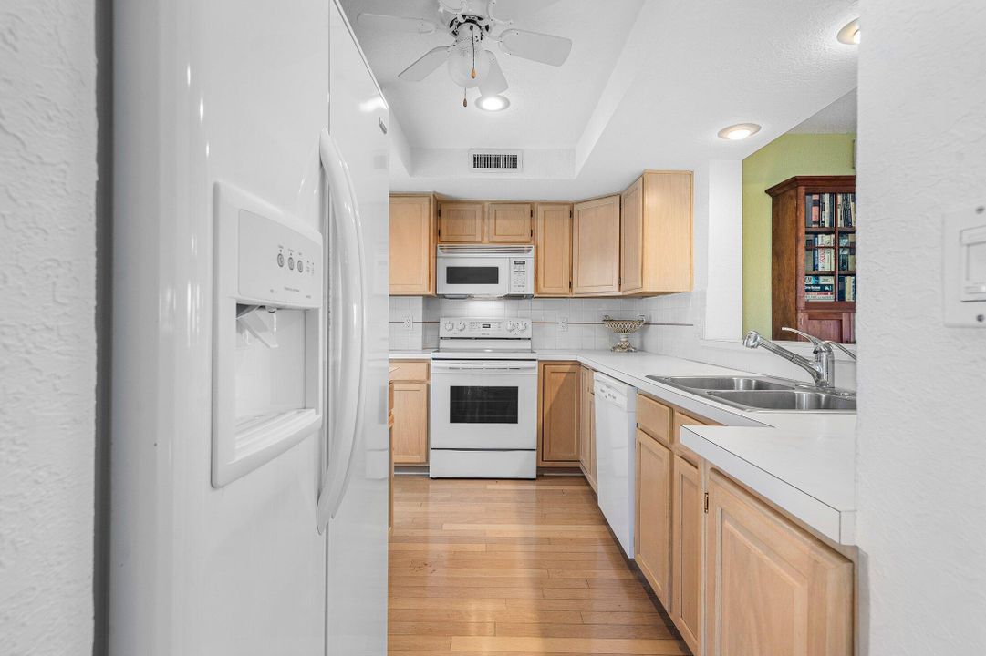 For Sale: $359,000 (2 beds, 2 baths, 1020 Square Feet)