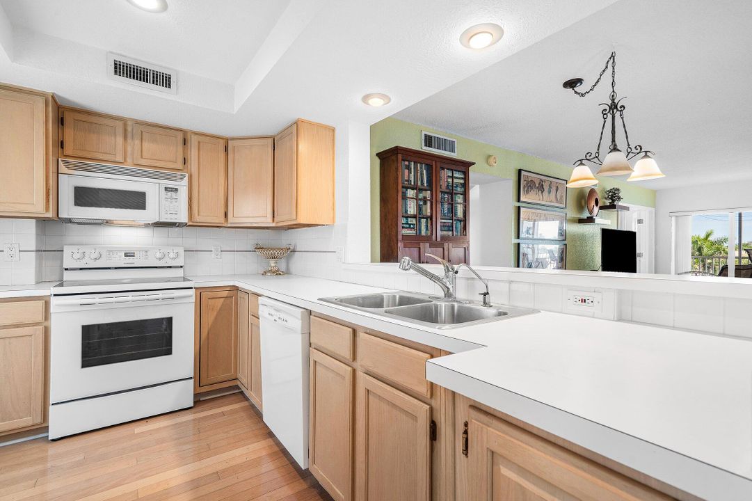 For Sale: $359,000 (2 beds, 2 baths, 1020 Square Feet)