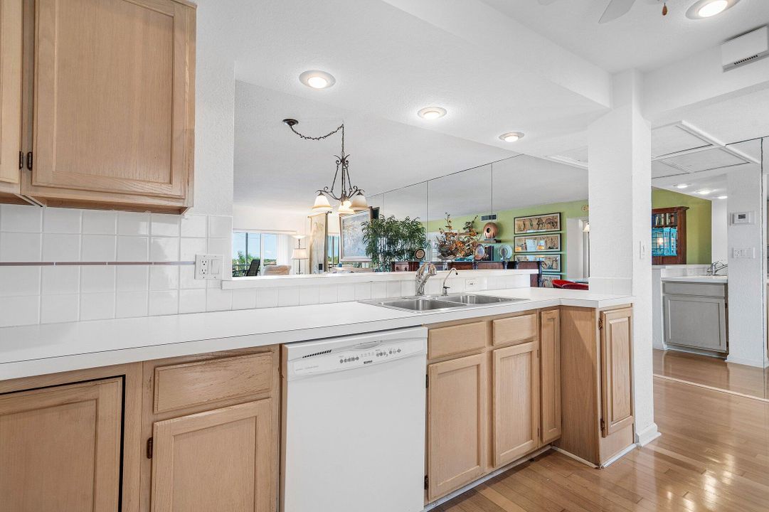 For Sale: $359,000 (2 beds, 2 baths, 1020 Square Feet)