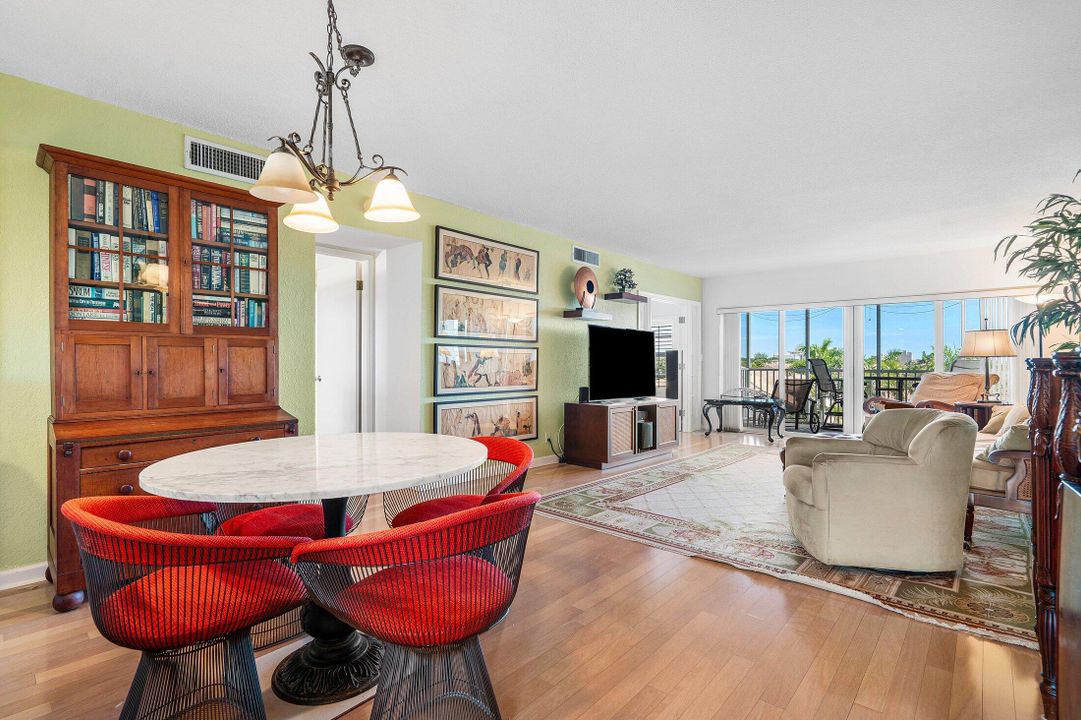 For Sale: $359,000 (2 beds, 2 baths, 1020 Square Feet)