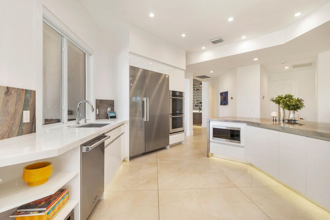 出租: $15,000 (4 贝兹, 4 浴室, 4414 平方英尺)