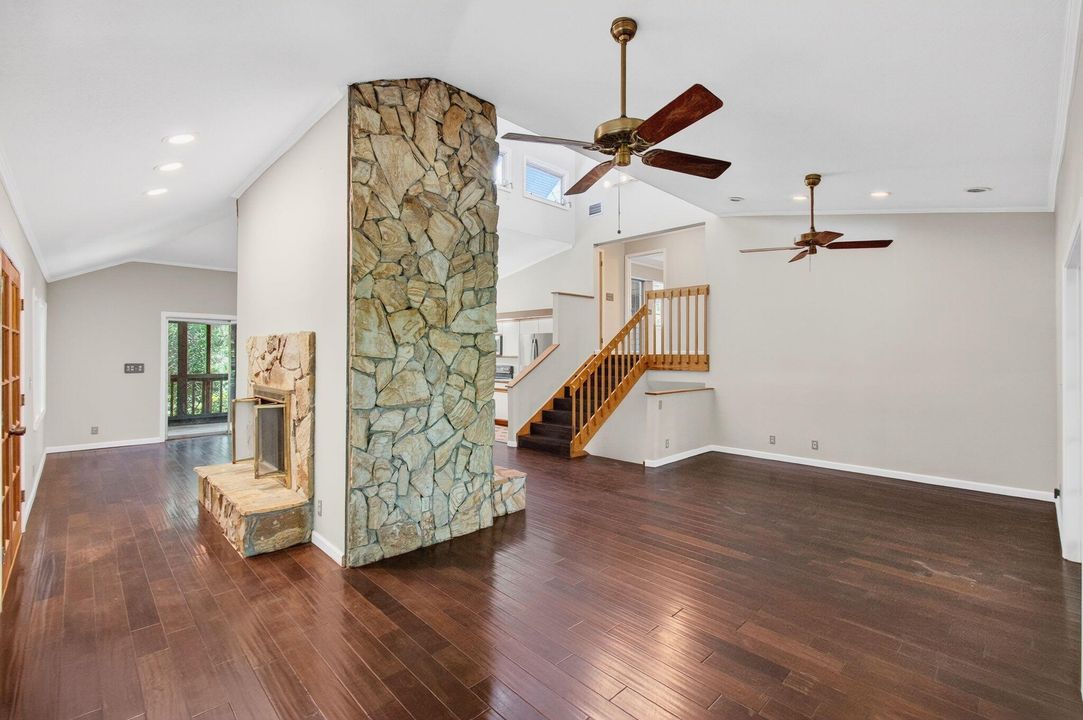 Под контрактом: $1,000,000 (4 спален, 4 ванн, 2480 Квадратных фут)