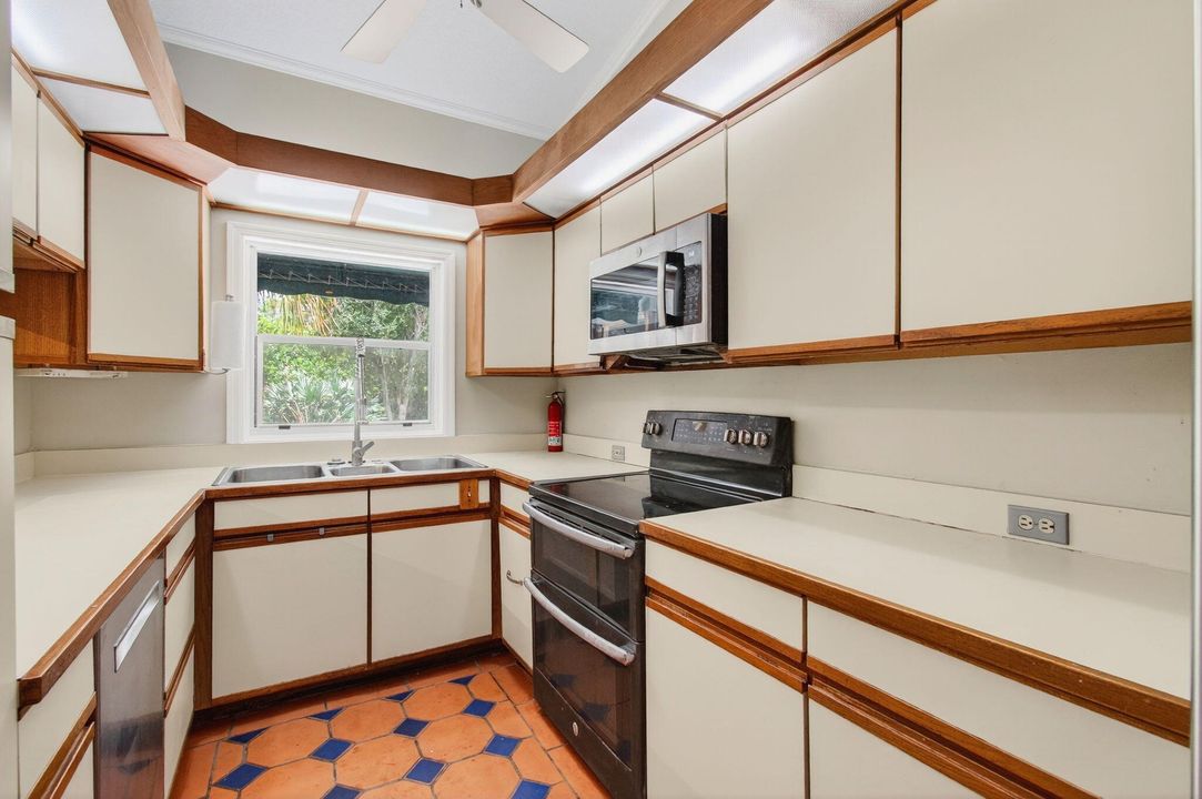 Под контрактом: $1,000,000 (4 спален, 4 ванн, 2480 Квадратных фут)