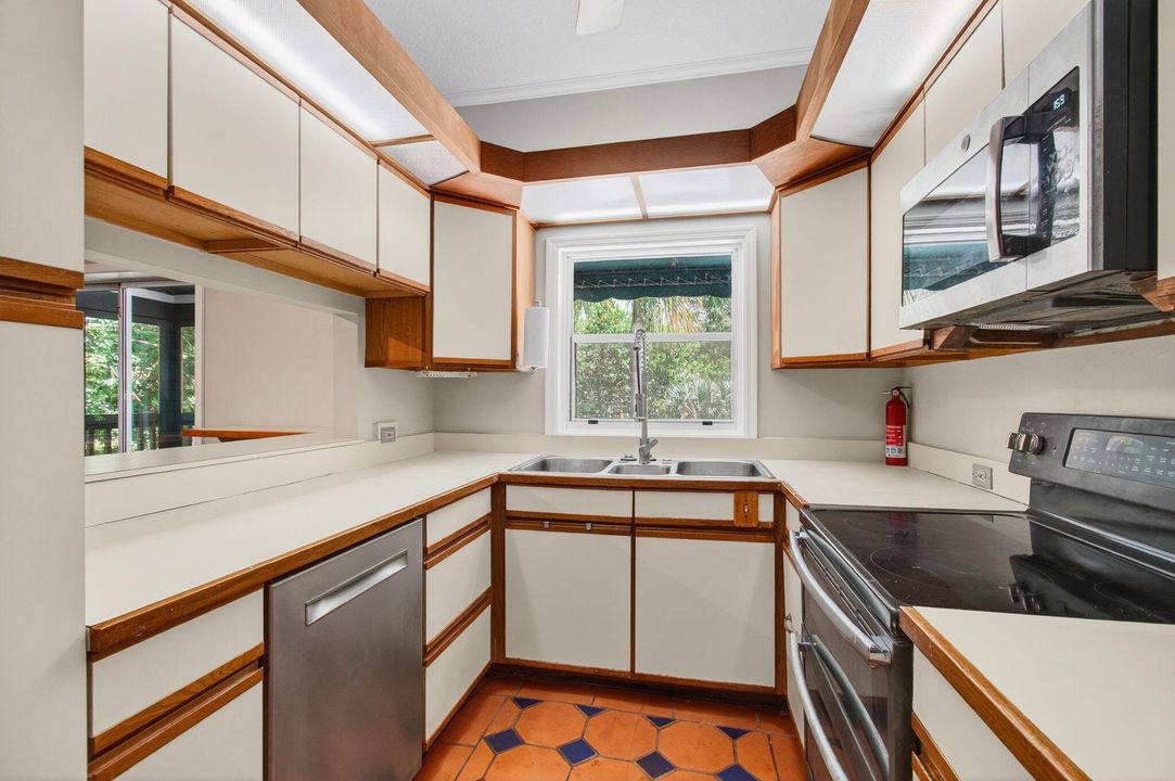 Под контрактом: $1,000,000 (4 спален, 4 ванн, 2480 Квадратных фут)