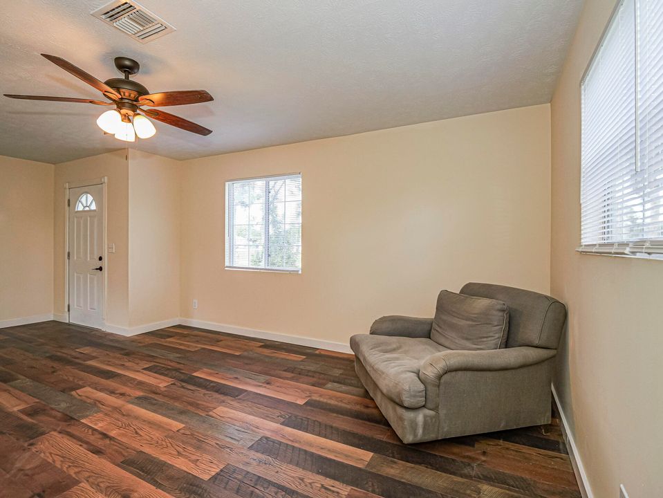 Под контрактом: $314,900 (4 спален, 2 ванн, 1326 Квадратных фут)