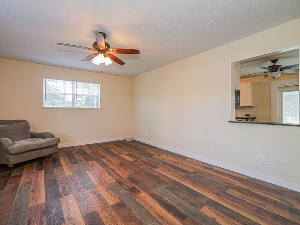 Под контрактом: $314,900 (4 спален, 2 ванн, 1326 Квадратных фут)