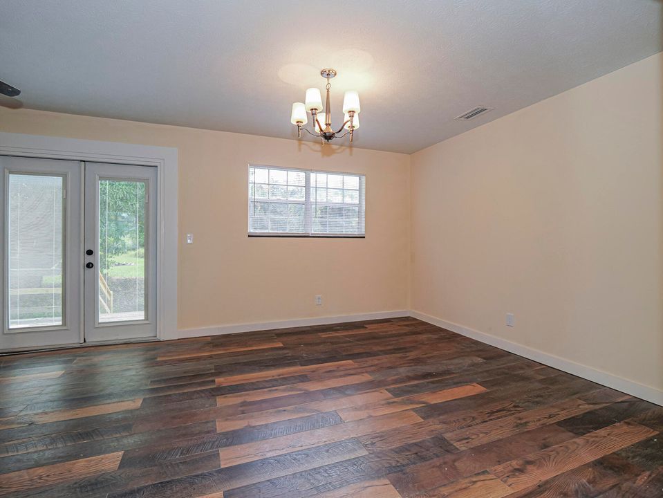 Под контрактом: $314,900 (4 спален, 2 ванн, 1326 Квадратных фут)