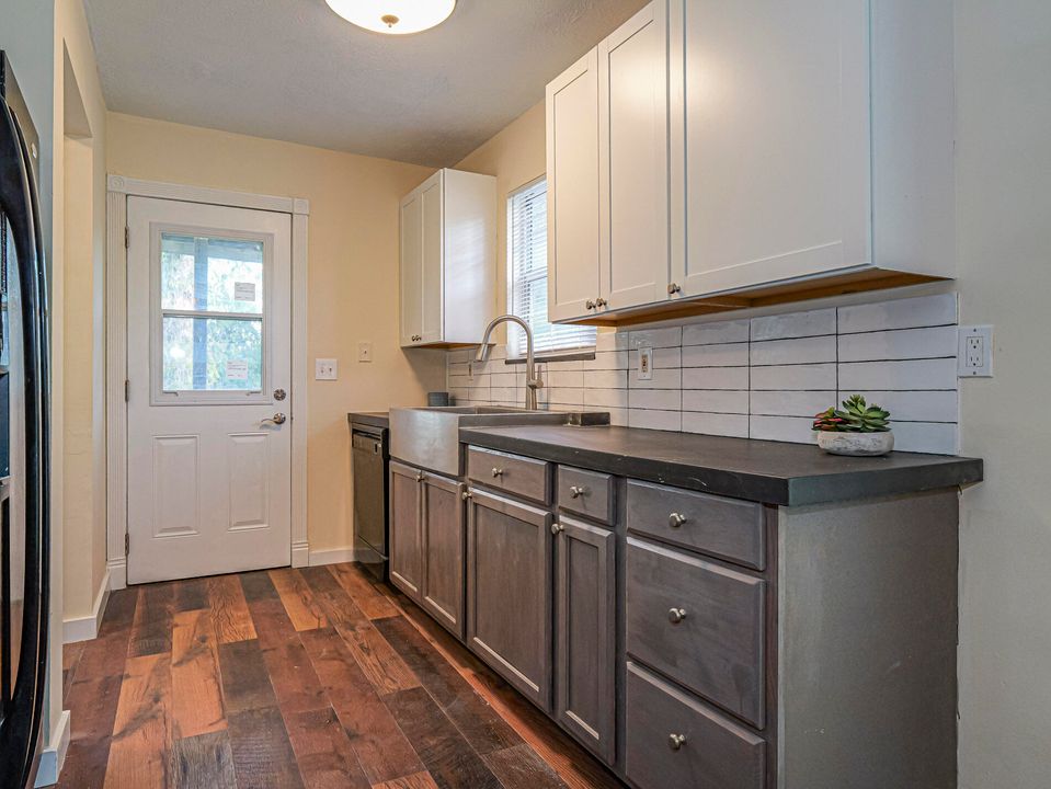 Под контрактом: $314,900 (4 спален, 2 ванн, 1326 Квадратных фут)