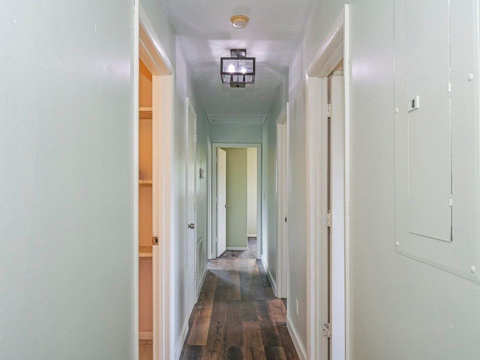 Под контрактом: $314,900 (4 спален, 2 ванн, 1326 Квадратных фут)